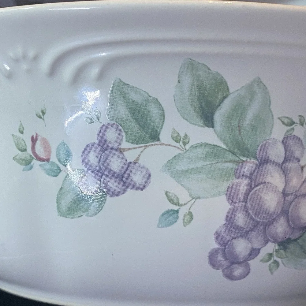 Pfaltzgraff Grapevine 2 Quart Round‎ Covered Casserole Microwave Safe